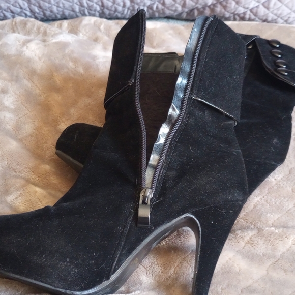 Crape Myrtle Black boots - Picture 9 of 9